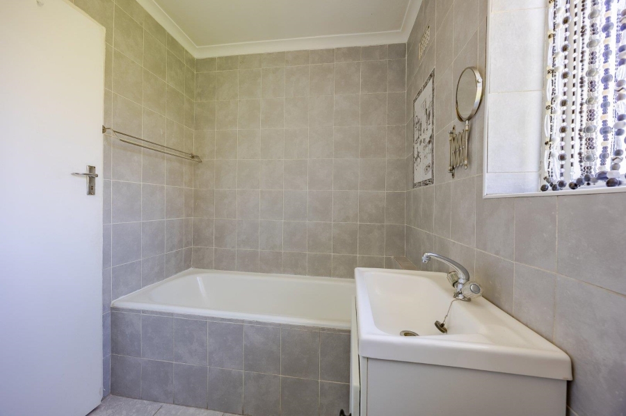 4 Bedroom Property for Sale in Kirstenhof Western Cape